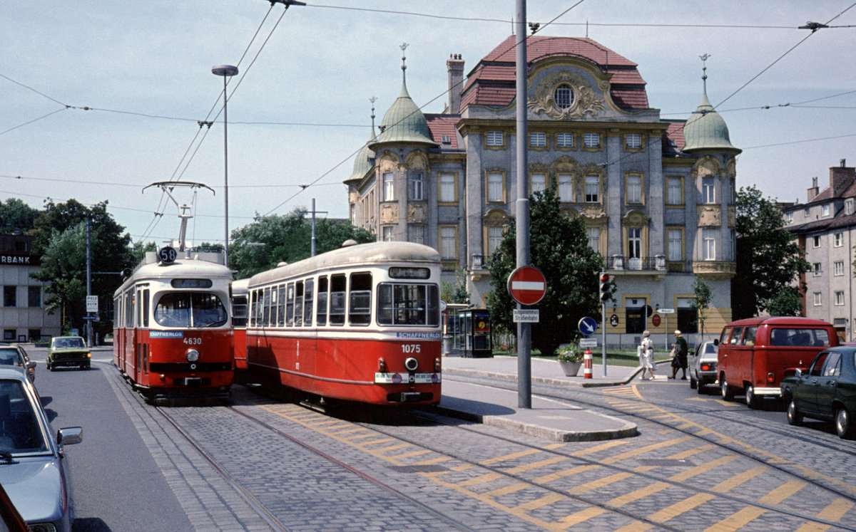 Wien Wiener Stadtwerke-Verkehrsbetriebe (WVB) SL 58 (E 4630 (ex 4470, SGP 1962)) / SL 60 (c2 1075 (Lohnerwerke 1959)) XIII, Hietzing, Hietzinger Hauptstraße / Lainzer Straße im Juli 1977. - Scan eines Diapositivs. Film: Agfa Agfachrome 50. Kamera: Leica CL.