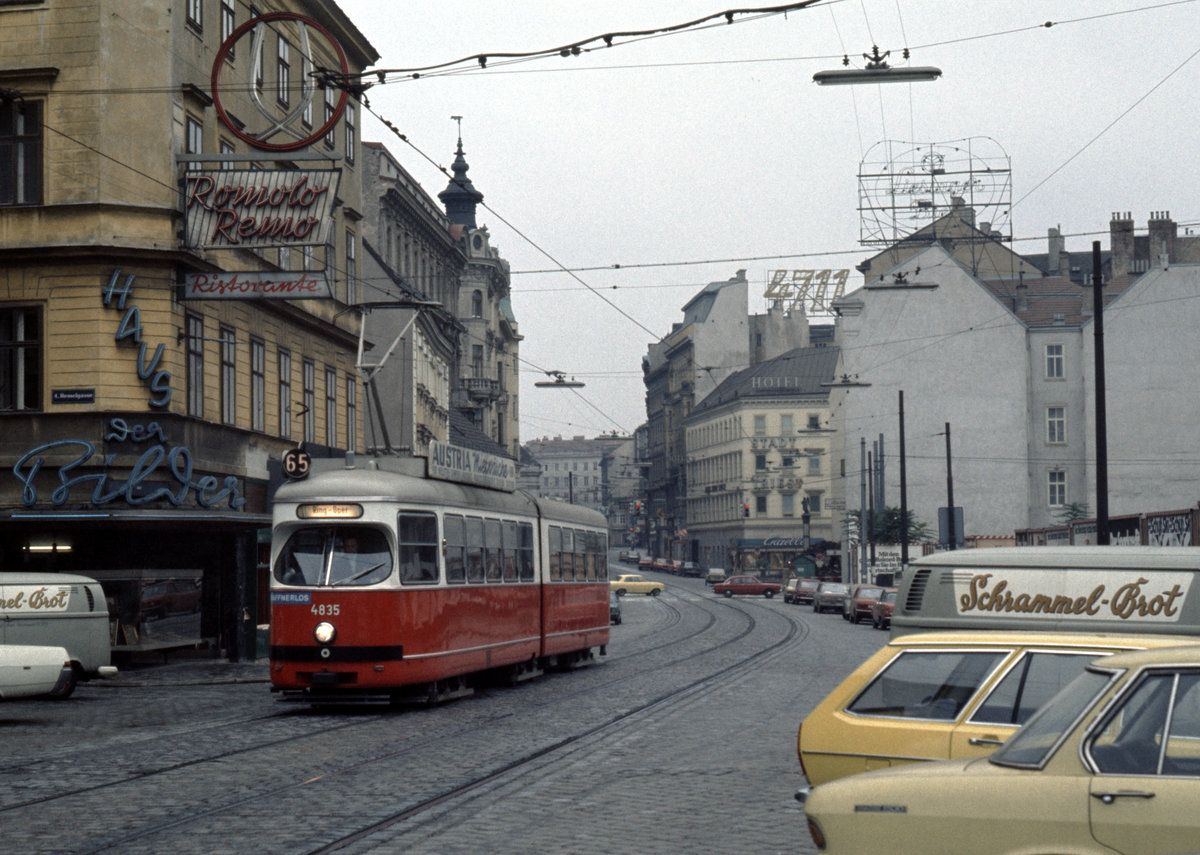 Wien Wiener Stadtwerke-Verkehrsbetriebe (WVB) SL 65 (E1 4835 (SGP 1975) IV, Wieden, Wiedner Hauptstraße / Resselgasse am 2. November 1975. - Scan eines Diapositivs. Kamera: Minolta SRT-101.