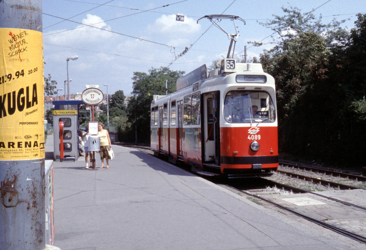 Wien Wiener Stadtwerke-Verkehrsbetriebe (WVB) SL 65 (E2 4089 (SGP 1989) X, Favoriten, Knöllgasse / Quellenstraße im August 1994. - Scan eines Diapositivs. Film: Agfa Agfachrome 200RS. Kamera: Leica CL.