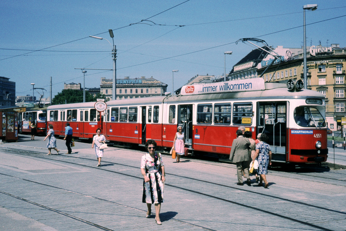 Wien Wiener Stadtwerke-Verkehrsbetriebe (WVB) SL 66 (E1 4551 (Bombardier-Rotax, vorm. Lohnerwerke, 1975)) I, Innere Stadt / IV, Wieden, Karlsplatz im Juli 1977. - Scan eines Diapositivs. Film: Agfa Agfachrome 50. Kamera: Leica CL.