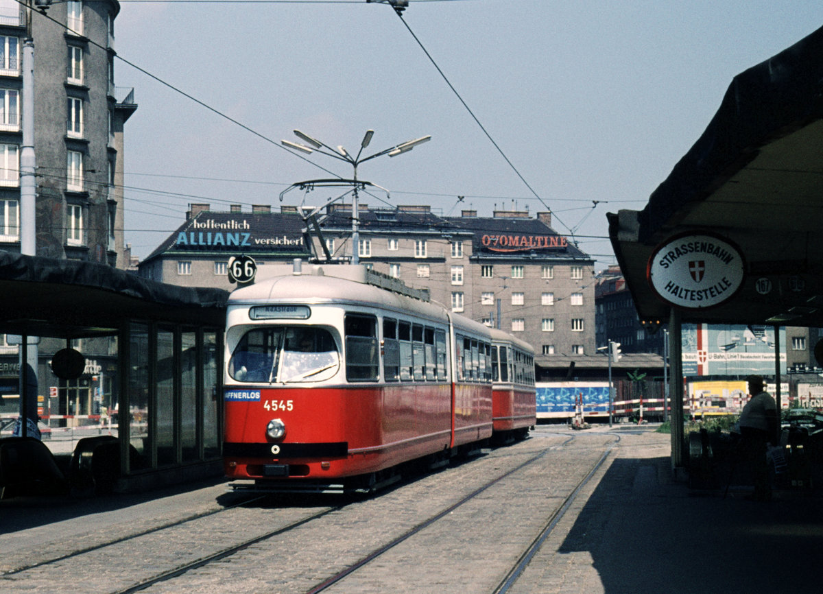 Wien Wiener Stadtwerke-Verkehrsbetriebe (WVB) SL 66 (E1 4545 (Bombardier-Rotax 1975)) IV, Wieden, Südtiroler Platz im Juli 1975. - Scan eines Diapositivs. Film: Agfa Agfachrome. Kamera: Minolta SRT-101.