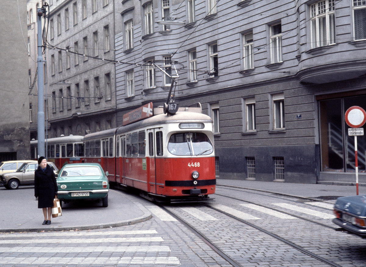 Wien Wiener Stadtwerke-Verkehrsbetriebe (WVB) SL 167 (E1 4468 (Lohnerwerke 1967)) IV, Wieden, Graf-Starhemberg-Gasse / Mayerhofgasse am 2. November 1976. - Scan eines Diapositivs. Film: Kodak Ektachrome. Kamera: Leica CL.