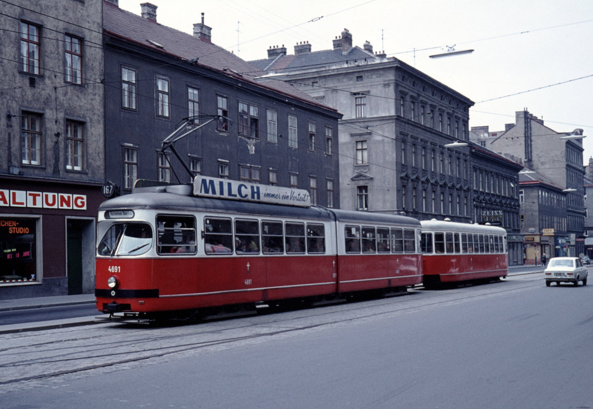 Wien Wiener Stadtwerke-Verkehrsbetriebe (WVB) SL 167 (E1 4691 (SGP 1968)) X, Favoriten, Laxenburger Straße am 2. Mai 1976. - Scan eines Diapositivs. Kamera: Leica CL.