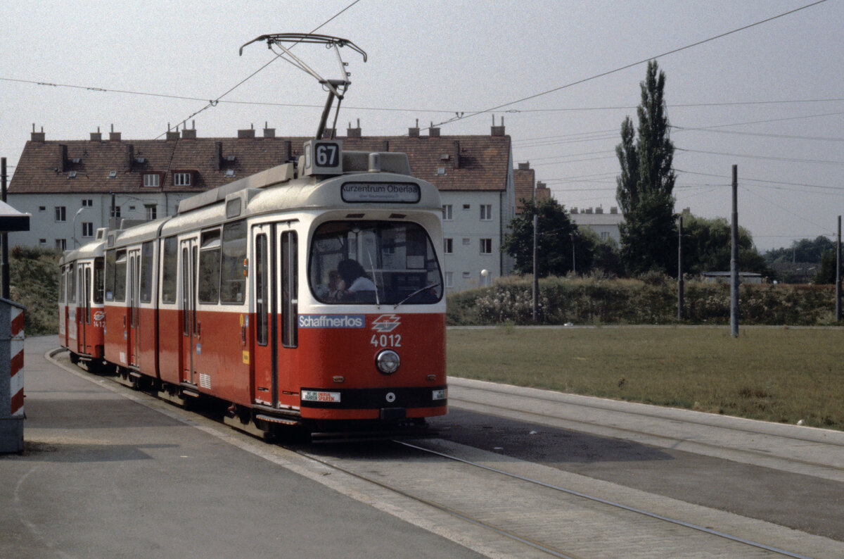 Wien Wiener Stadtwerke-Verkehrsbetriebe (WVB) SL 67 (E2 4012 (SGP 1978)) X, Favoriten, Frödenplatz (Endstation) im Juli 1982. - Scan eines Diapositivs. Film: Kodak Ektachrome. Kamera: Leica CL.