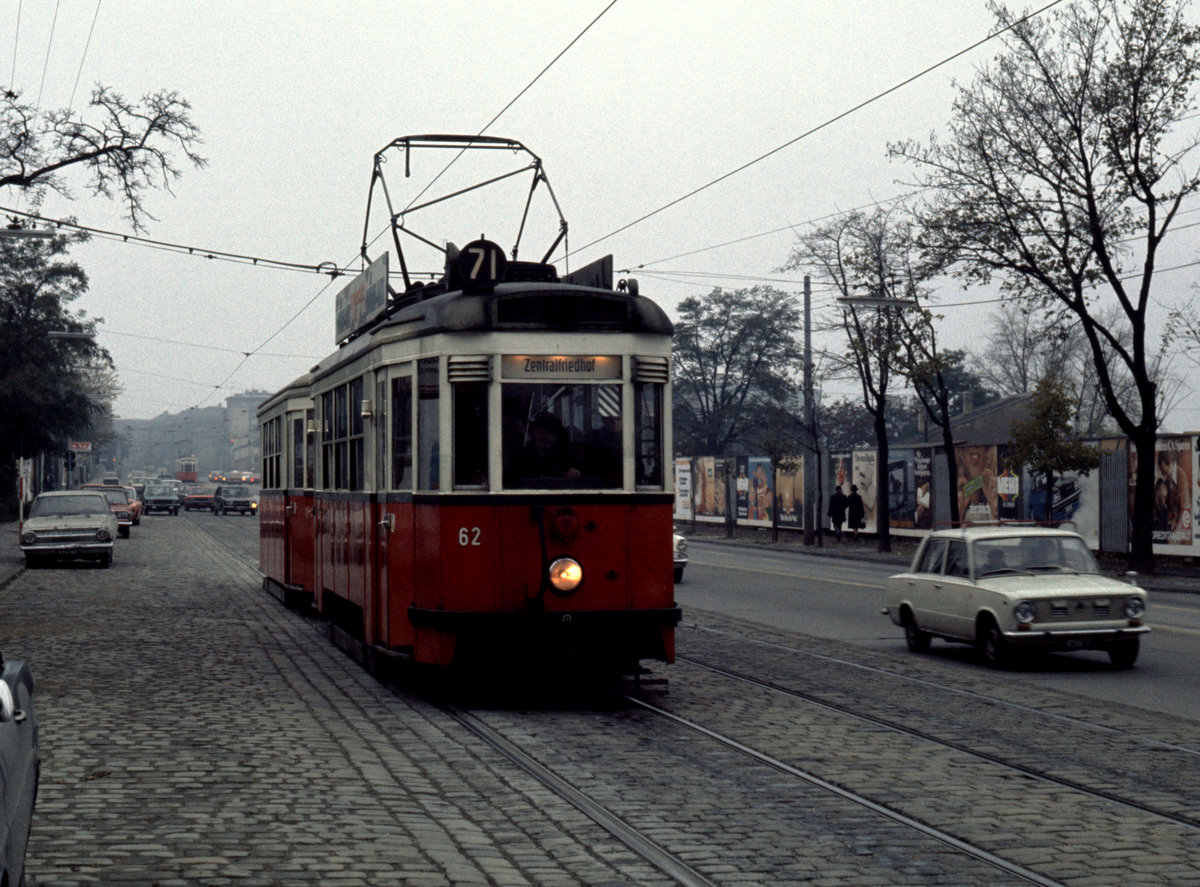 Wien Wiener Stadtwerke-Verkehrsbetriebe (WVB) SL 71 (B 62 (SGP 1951)) XI, Simmering, Simmeringer Hauptstraße am 1. November 1975. - Scan eines Diapositivs. Film: Kodak Ektachrome. Kamera: Minolta SRT-101.