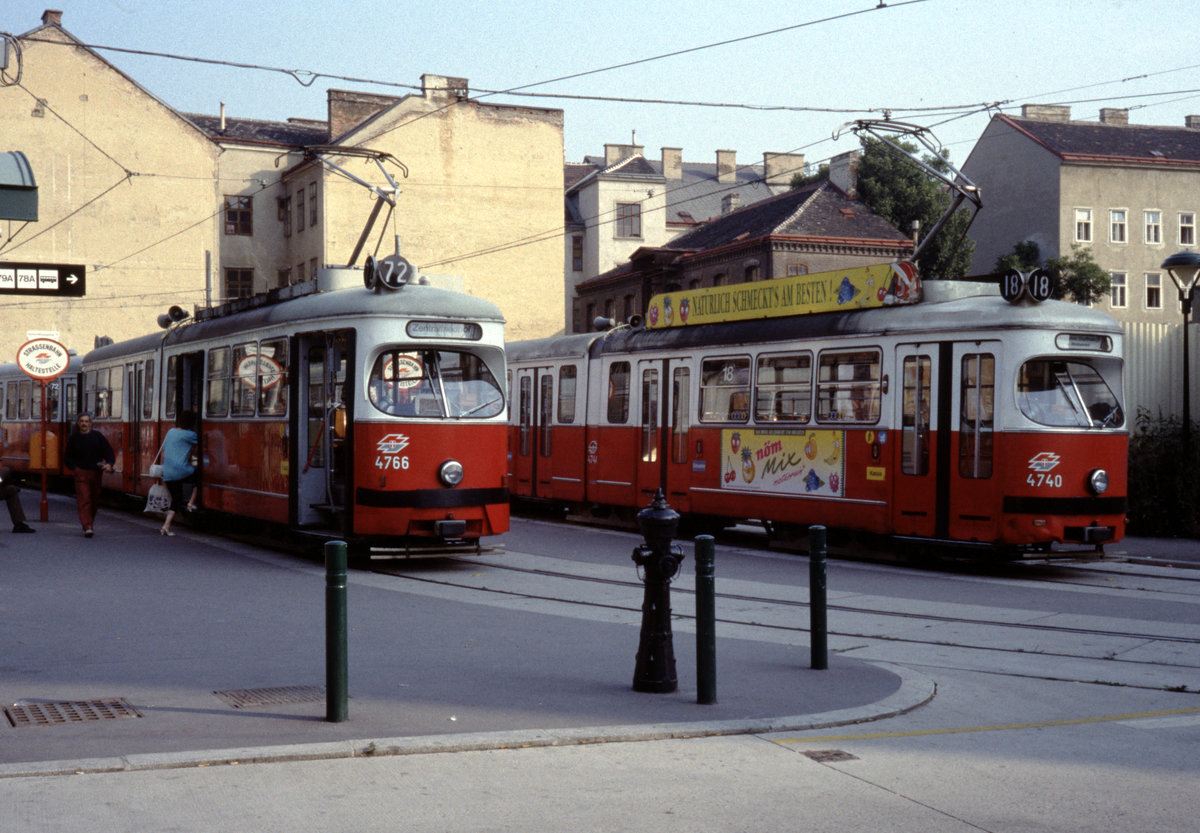 Wien Wiener Stadtwerke-Verkehrsbetriebe (WVB) SL 72 (E1 4766 (SGP 1971)) / SL 18 (E1 4740 (SGP 1971)) III, Landstraße, U-Bhf. Schlachthausgasse im Juli 1992. - Scan eines Diapositivs. Film: Agfa Agfachrome 200RS. Kamera: Leica CL.