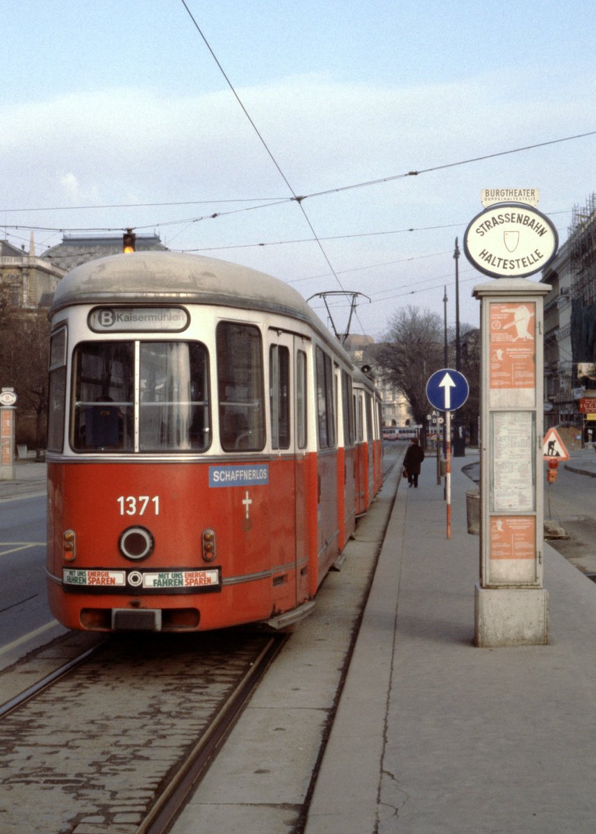 Wien Wiener Stadtwerke-Verkehrsbetriebe (WVB) SL B (c4 1371 (Bombardier-Rotax 1977)) I, Innere Stadt, Dr-Karl-Lueger-Ring / Burgtheater im Dezember 1980. - Scan eines Diapositivs. Film: Kodak Ektachrome. Kamera: Leica CL.