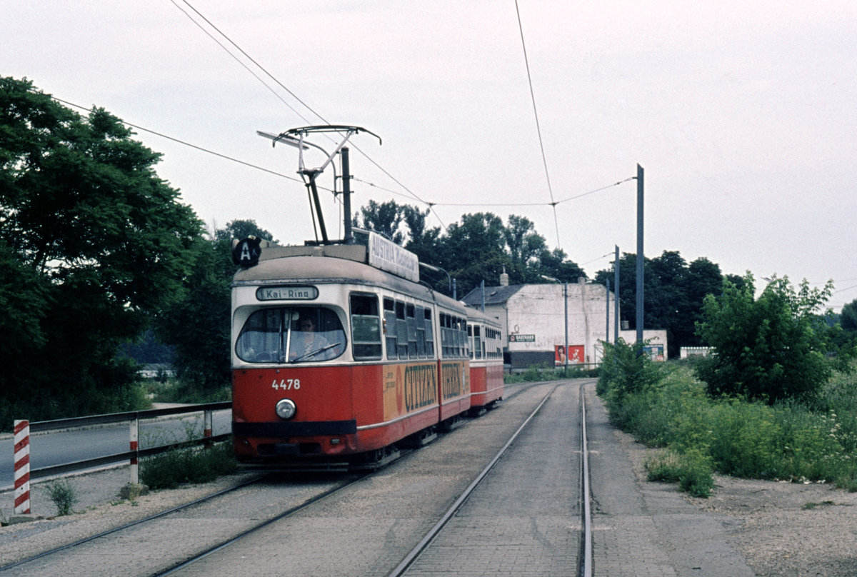 Wien Wiener Stadtwerke-Verkehrsbetriebe (WVB) SL AK (E1 4478 (Lohnerwerke 1968)) II, Leopoldstadt, Wehlistraße / Stadion im Juli 1975. - Scan eines Diapositivs. Film: Agfachrome 50S. Kamera: Minolta SRT-101.