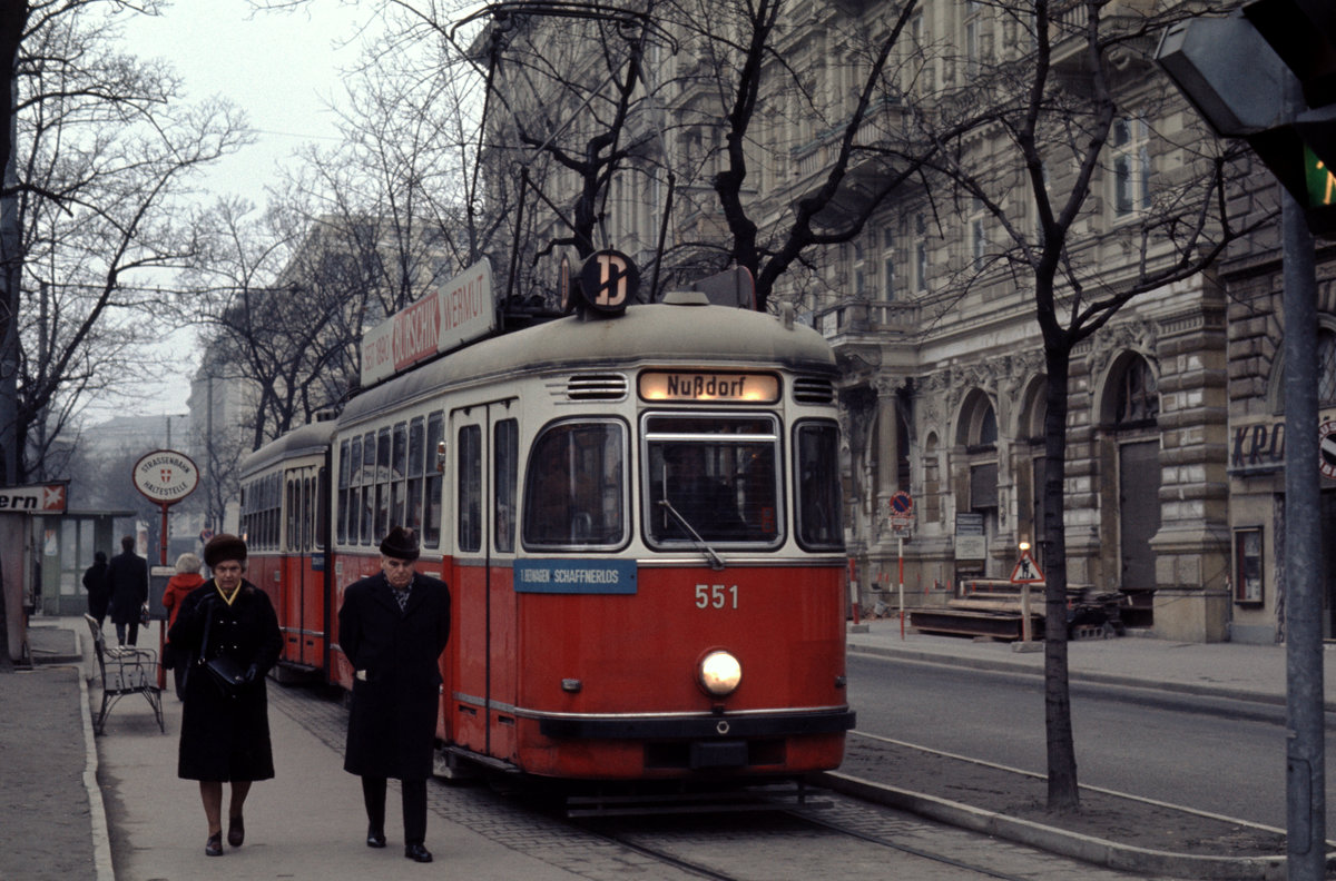 Wien Wiener Stadtwerke-Verkehrsbetriebe (WVB) SL D/ (L4 551 (SGP 1961)) I, Innere Stadt, Schottenring / Börse am 26. Jänner 1974. - Scan eines Diapositivs. Film: Kodak Ektachrome. Kamera: Minolta SRT-101. 