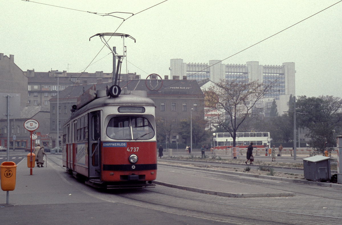 Wien Wiener Stadtwerke-Verkehrsbetriebe (WVB) SL O (E1 4737 (SGP 1971)) XX, Brigittenau, Friedrich-Engels-Platz / Floridsdorfer Brücke im Oktober 1978. - Scan eines Diapositivs. Film: Kodak Ektachrome. Kamera: Leica CL.