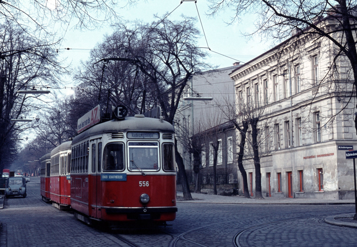 Wien Wiener Stadtwerke-Verkehrsbetriebe (WVB) SL E2 (L4 556 (SGP 1961)) XVIII, Währing, Gersthof, Herbeckstraße / Salierigasse am 28. Jänner 1974. - Scan eines Diapositivs. Film: Kodak Ektachrome. Kamera: Minolta SRT-101.