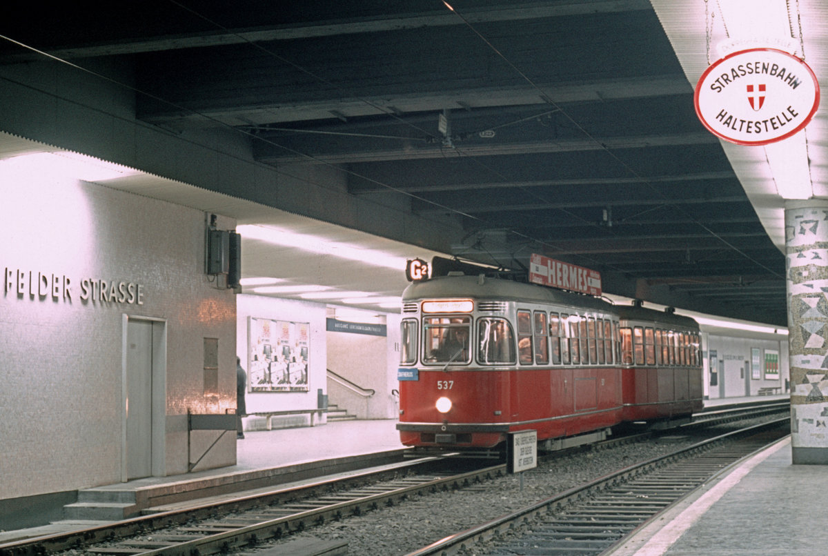 Wien Wiener Stadtwerke-Verkehrsbetriebe (WVB) SL G2 (L4 537 (SGP 1961)) Haltestelle Lerchenfelder Straße (U-Strab) am 29. Jänner 1974. - Scan eines Diapositivs. Film: Kodak Ektachrome. Kamera: Minolta SRT-101.