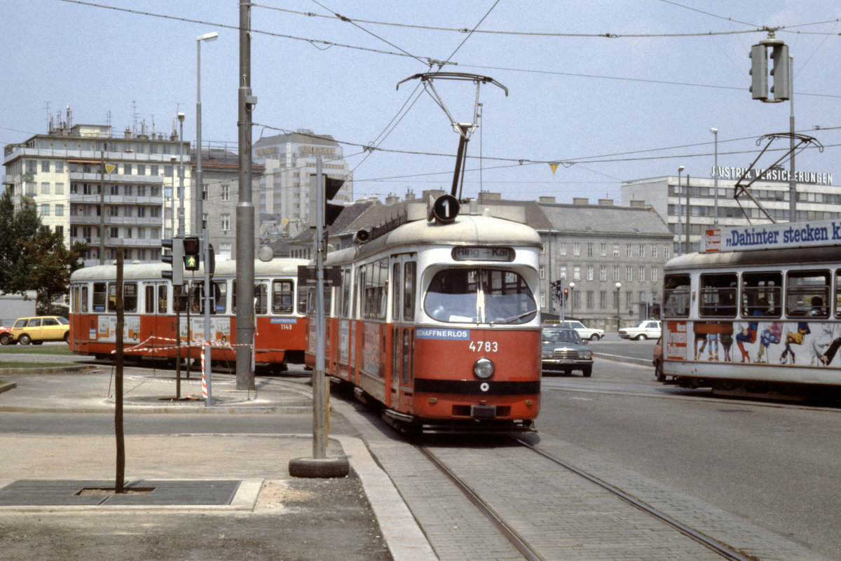 Wien Wiener Stadtwerke-Verkehrsbetriebe (WVB) SL 1 (E1 4783 (SGP 1972) + c3 1149 (Lohnerwerke 1960)) I, Innere Stadt, Julius-Raab-Platz / Stubenring im Juli 1982. - Der ehemalige Aspernplatz heißt seit 1976 Julius-Raab-Platz. - Scan eines Diapositivs. Film: Kodak Ektachrome. Kamera: Leica CL.