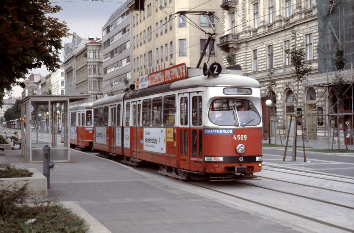 Wien Wiener Stadtwerke-Verkehrsbetriebe (WVB) SL 2 (E1 4509 + c4 1309) I, Innere Stadt, Franz-Josefs-Kai / U-Bhf Schottenring im Juli 1982. - Hersteller und Baujahr des Tw: Lohnerwerke 1972; Hersteller und Baujahr des Bw: Bombardier-Rotax, vorm. Lohnerwerke, 1974. - Vom 1. März 1981 bis zum 1. Jänner 1985 fuhren die Züge der SL 2 nach Neuwaldegg. - Scan eines Diapositivs. Film: Kodak Ektachrome. Kamera: Leica CL.