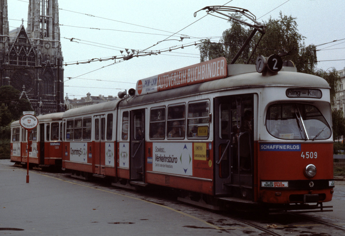 Wien Wiener Stadtwerke-Verkehrsbetriebe (WVB) SL 2 (E1 4509 + c4 1309) I, Innere Stadt, Schottentor im Juli 1982. - Hersteller und Baujahre der Straßenbahnfahrzeuge: E1 4509: Lohnerwerke 1972; c4 1309: Bombardier-Rotax, vorm. Lohnerwerke, 1974. - Der Zug ist gerade von Neuwaldegg angekommen. - Zwischen dem 1. März 1981 und dem 1. Jänner 1985 war die SL 43 eingestellt, da diese Linie durch die Züge der neuen SL 2 (Neuwaldegg - Schottentor - Dr.-Karl-Lueger-Ring - Dr.-Karl-Renner-Ring - Burgring - Opernring - Schubertring - Parkring - Stubenring - Franz-Josefs-Kai - Schottenring - Schottentor - Neuwaldegg) ersetzt wurde. - Scan eines Diapositivs. Film: Kodak Ektachrome. Kamera: Leica CL. 