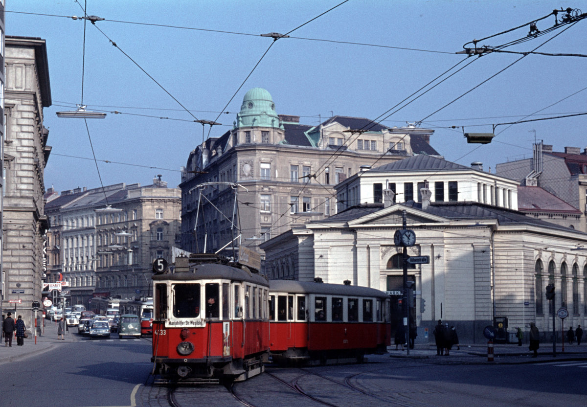 Wien Wiener Stadtwerke-Verkehrsbetriebe (WVB) SL 5 (M 4033 (Simmeringer Waggonfabrik 1928)) IX, Alsergrund, Nußdorfer Straße / Alserbachstraße am 28. Jänner 1974. - Scan eines Diapositivs. Film: Kodak Ektachrome. Kamera: Minolta SRT-101.