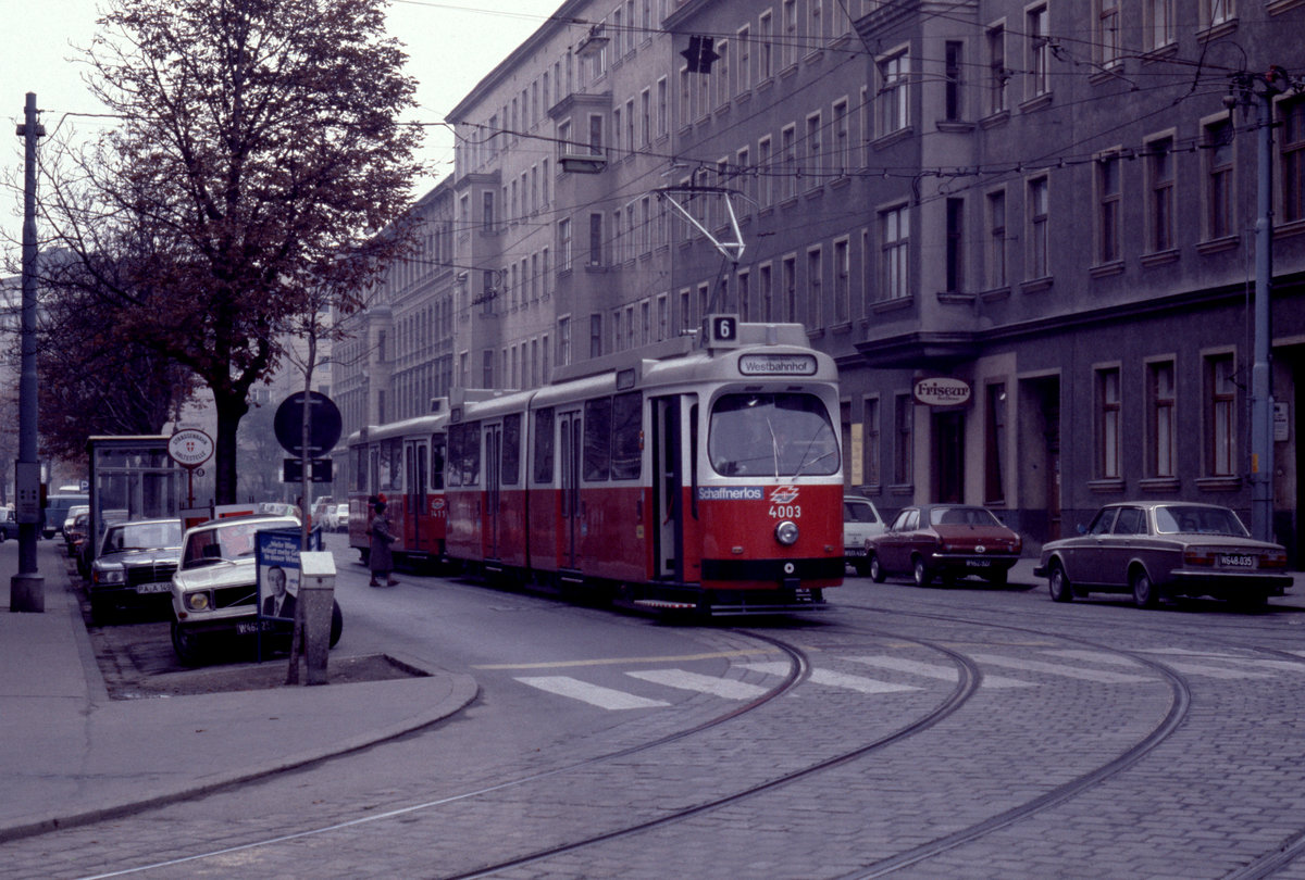 Wien Wiener Stadtwerke-Verkehrsbetriebe (WVB) SL 6 (E2 4003 (SGP 1978) + c5 1411 (Bombardier-Rotax 1978)) X, Favoriten, Quellenstraße / Knöllgasse im Oktober 1978. - Scan eines Diapositivs. Film: Kodak Ektachrome. Kamera: Leica CL.