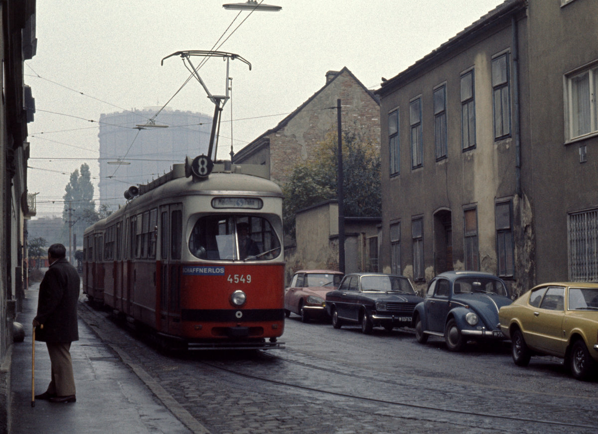 Wien Wiener Stadtwerke-Verkehrsbetriebe (WVB) SL 8 (E1 4549 (Bombardier-Rotax, vorm. Lohnerwerke, 1975) XII, Meidling, Steinackergasse am 2. November 1975. - Scan eines Diapositivs. Film: Kodak H.S. Ektachrome. Kamera: Minolta SRT-101.