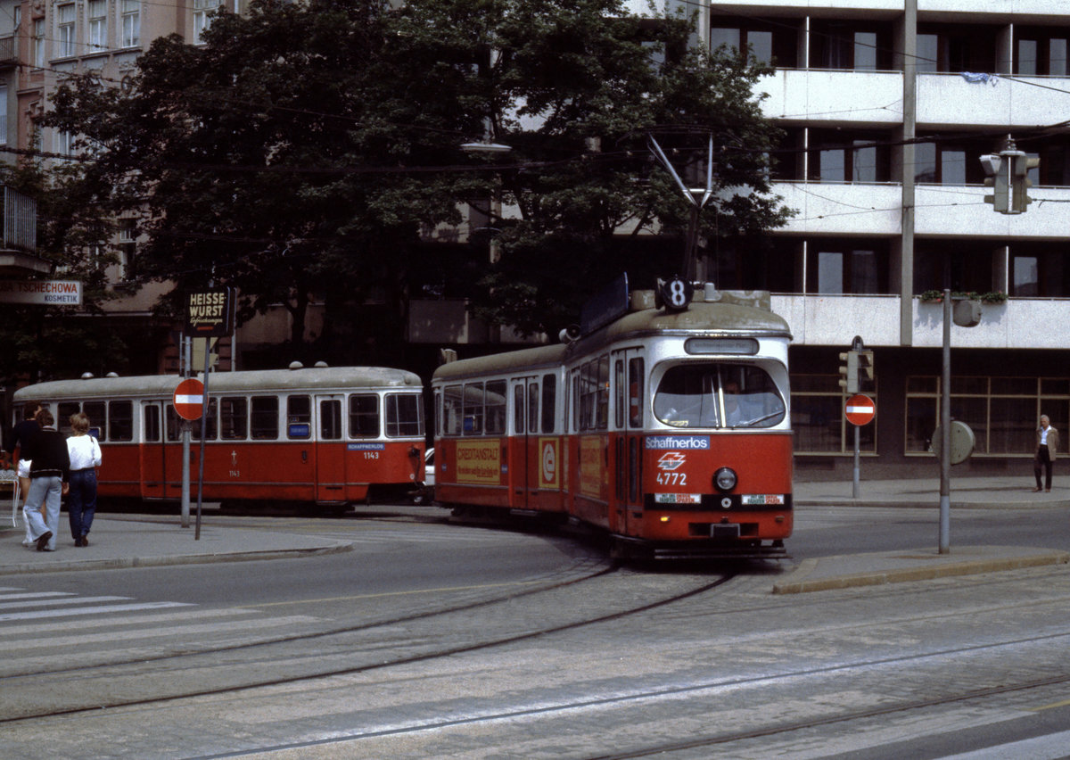 Wien Wiener Stadtwerke-Verkehrsbetriebe (WVB) SL 8 (E1 4772 (SGP 1972) + c3 1143 (Lohnerwerke 1960)) XII, Meidling, Eichenstraße / Dörfelstraße / ÖBB-Bahnhof Meidling im  Juli 1982. - Scan eines Diapositivs. Film: Kodak Ektachrome. Kamera: Leica CL.
