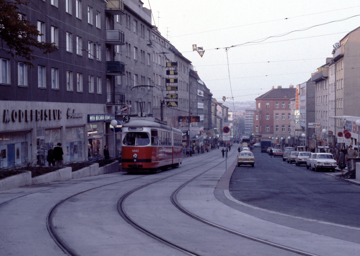 Wien Wiener Stadtwerke-Verkehrsbetriebe (WVB) SL 9 (E 4441 (Lohnerwerke 1964)) XII, Meidling, Meidlinger Hauptstraße im Oktober 1978. - Das Bild zeigt deutlich, wie die leistungsfähige und umweltfreundliche Straßenbahn sich dem Straßenbild anpasst und den Kunden leichten Zugang zu den örtlichen Geschäften bietet. Aber viele Geschäftsleute der Meidlinger Hauptstraße wünschten damals, dass die Straßenbahnen (SL 8 und SL 9) verschwinden würden, und sie freuten sich auf die künftige U-Bahn (U6). In Verbindung mit der Eröffnung der U6 1989 verschwanden die Straßenbahnen, und gleichzeitig verloren die Geschäftsleute der Straße einen großen Teil ihres Umsatzes, weil die Lage der Geschäfte für die U-Bahnfahrgäste weder erkennbar noch natürlich war! - Scan eines Diapositivs. Film: Kodak Ektachrome. Kamera: Leica CL.  