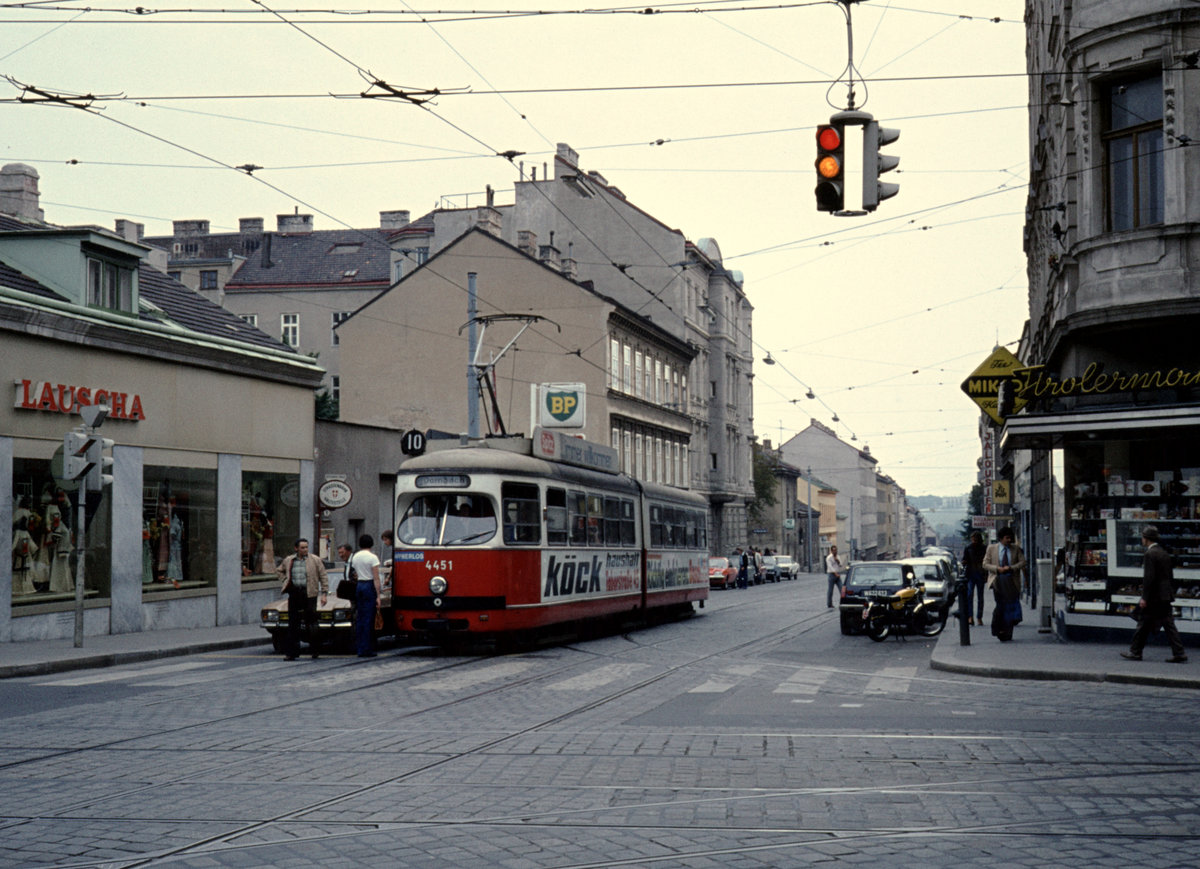 Wien Wiener Stadtwerke-Verkehrsbetriebe (WVB) SL 10 (E 4451 (Lohnerwerke 1965)) XIV, Penzing, Reinlgasse / Hütteldorfer Straße im Juli 1977. - Scan eines Diapositivs. Film: Agfa Agfachrome 50. Kamera: Leica CL.