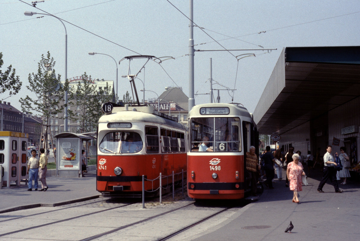 Wien Wiener Stadtwerke-Verkehrsbetriebe (WVB) SL 18 (E1 4741 (SGP 1971)) / SL 6 (c5 1498 (Bombardier-Rotax 1998)) XV, Rudolfsheim-Fünfhaus, Fünfhaus, Neubaugürtel / Europaplatz / Westbahnhof am 28. Juli 1994. - Scan eines Diapositivs. Film: Agfa Agfachrome 200RS. Kamera: Leica CL.