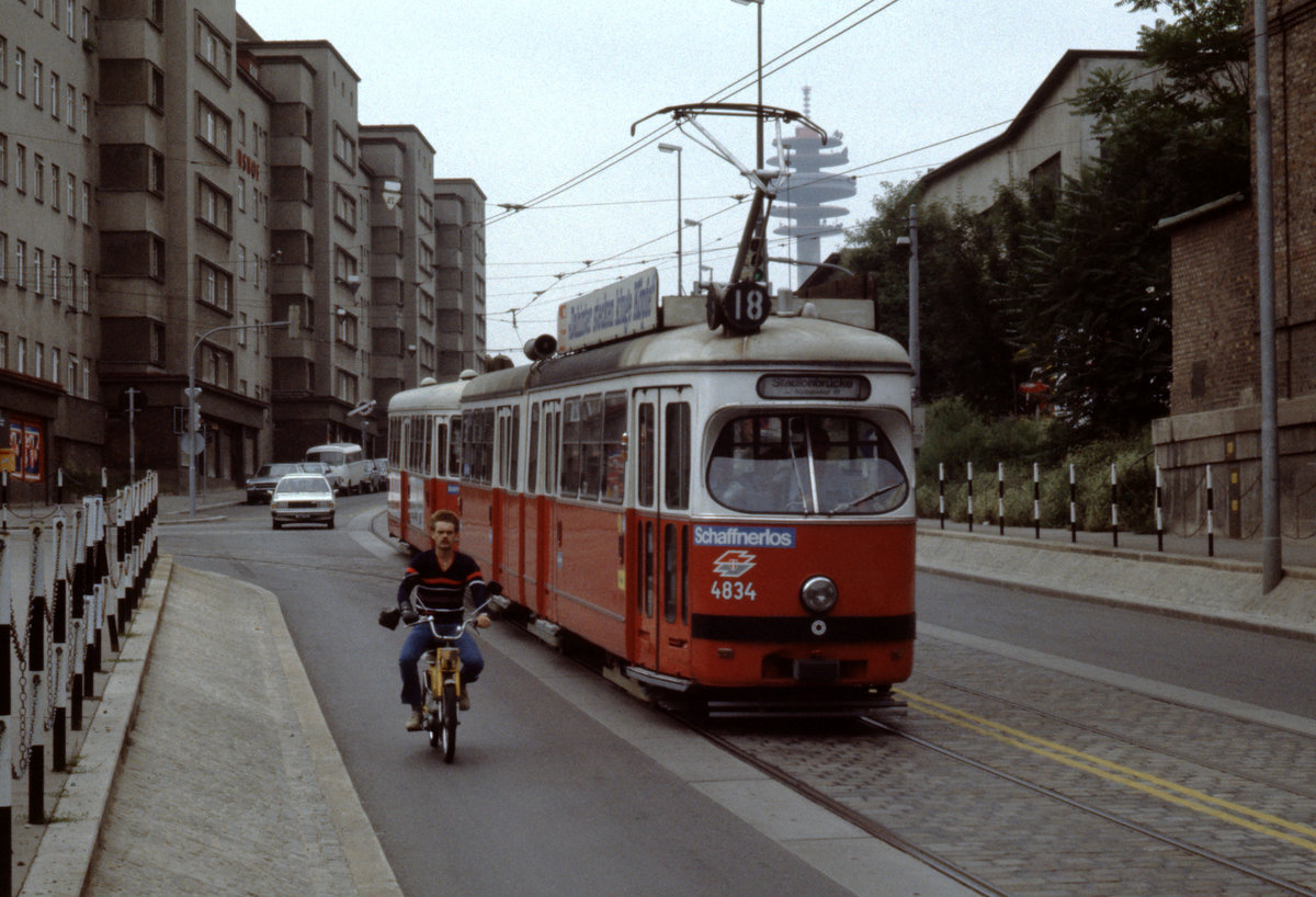 Wien Wiener Stadtwerke-Verkehrsbetriebe (WVB) SL 18 (E1 4834 (SGP 1975)) III, Landstraße, St. Marx, Landstraßer Hauptstraße / Leberstraße im Juli 1982. - Scan eines Diapositivs. Film: Kodak Ektachrome. Kamera: Leica CL.