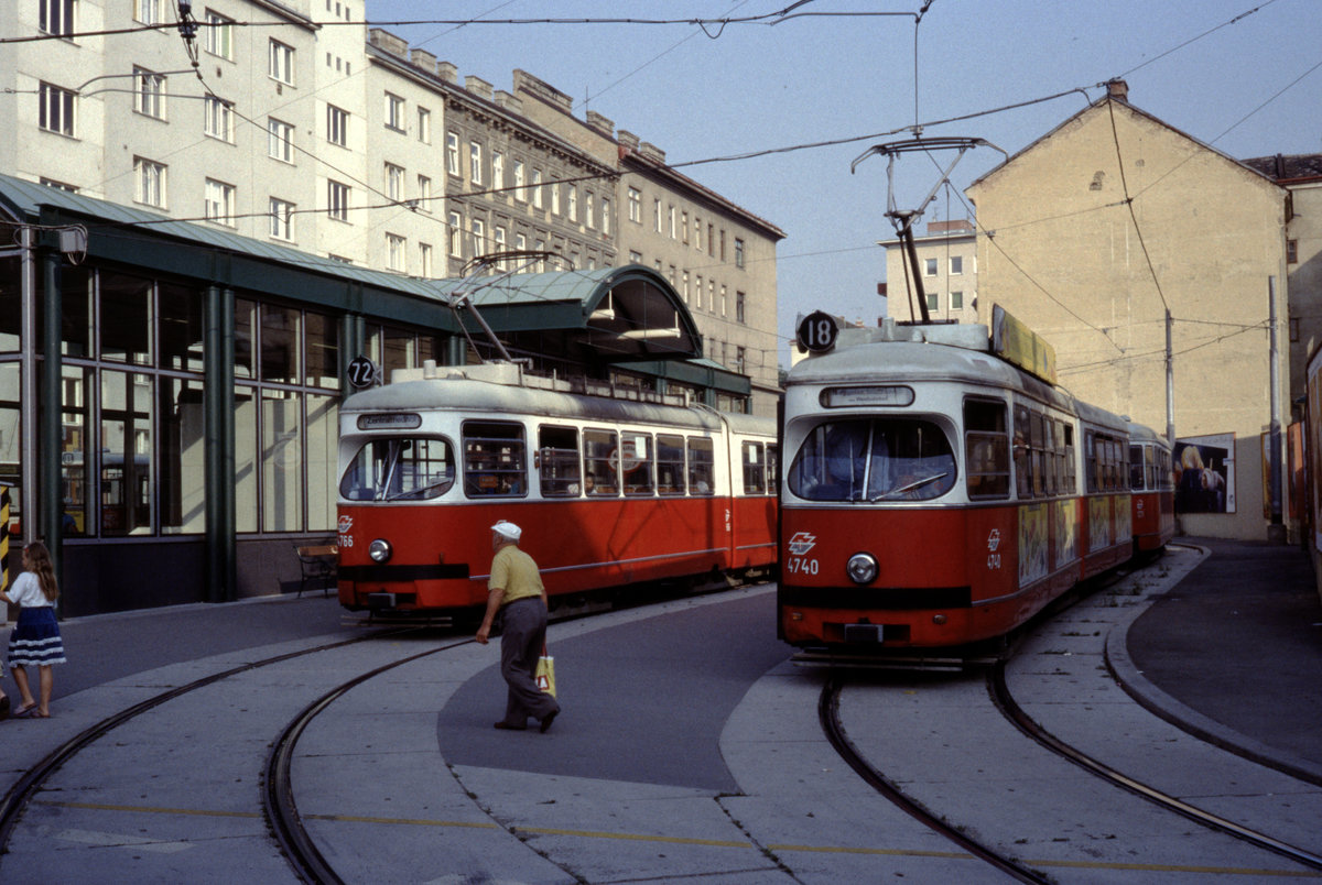 Wien Wiener Stadtwerke-Verkehrsbetriebe (WVB) SL 72 (E1 4766 (SGP 1971)) / SL 18 (E1 4740 (SGP 1971)) III, Landstraße, Markhofgasse / Würtzlerstraße / U-Bhf. Schlachthausgasse im Juli 1992. - Scan eines Diapositivs. Film: Agfa Agfachrome 200RS. Kamera: Leica CL.