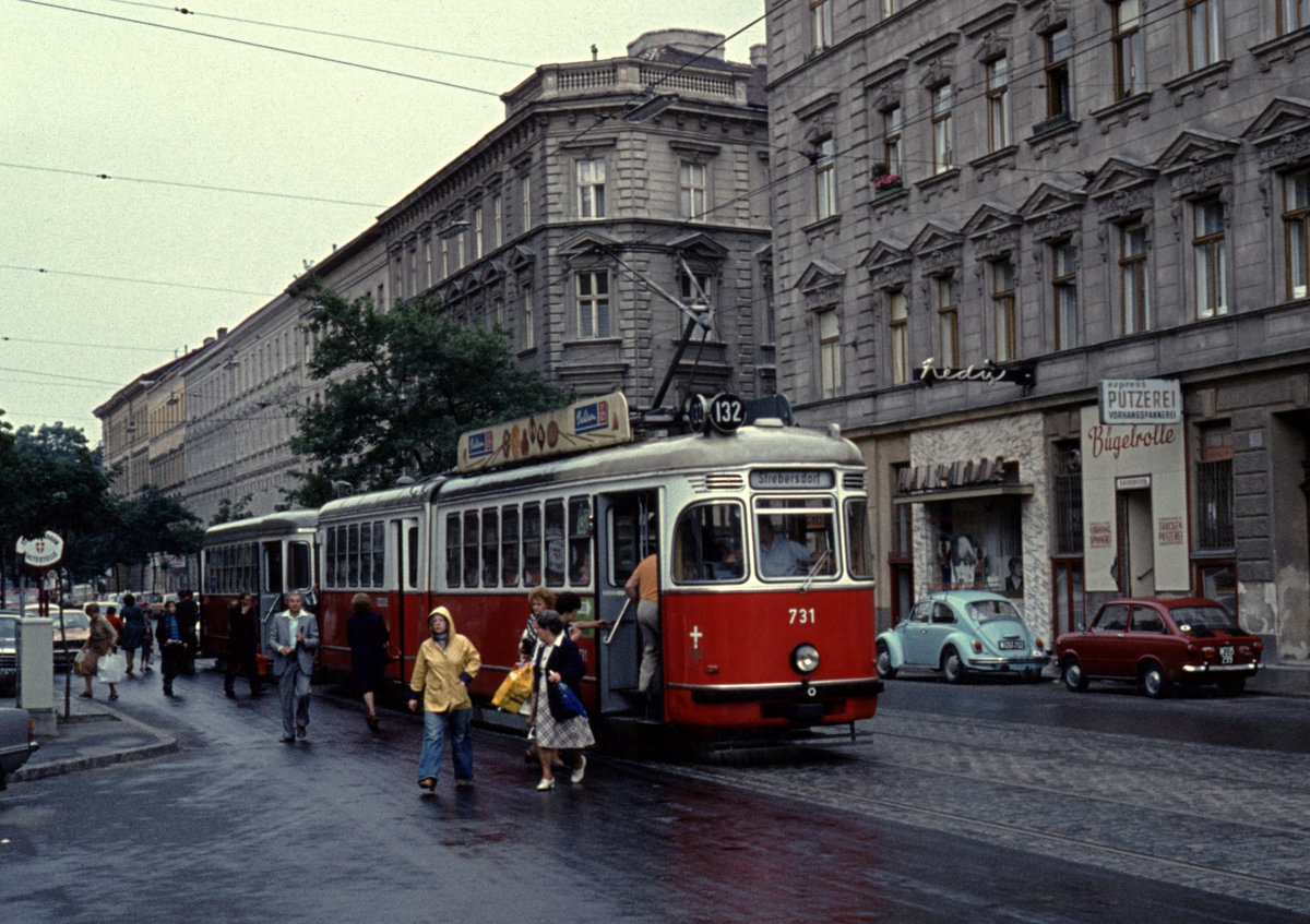 Wien Wiener Stadtwerke-Verkehrsbetriebe (WVB) SL 132 (F 731 (SGP 1964)) XX, Brigittenau, Klosterneuburger Straße / Wallensteinstraße im Juli 1977. - Scan eines Diapositivs. Film: Agfa Agfachrome. Kamera: Leica CL.