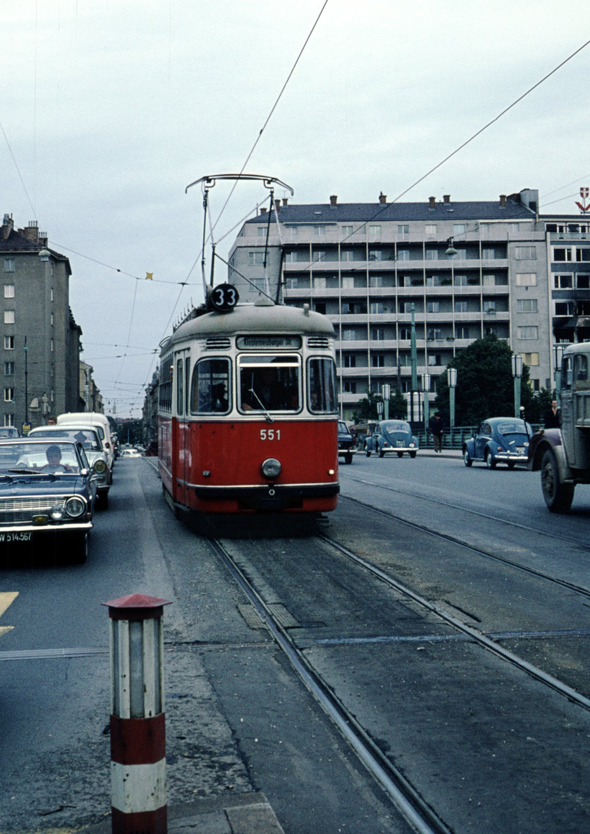 Wien Wiener Stadtwerke-Verkehrsbetriebe (WVB) SL 33 (L4 551 (SGP 1961)) II, Leopoldstadt, Augartenbrücke im August 1969. - Scan eines Diapositivs.