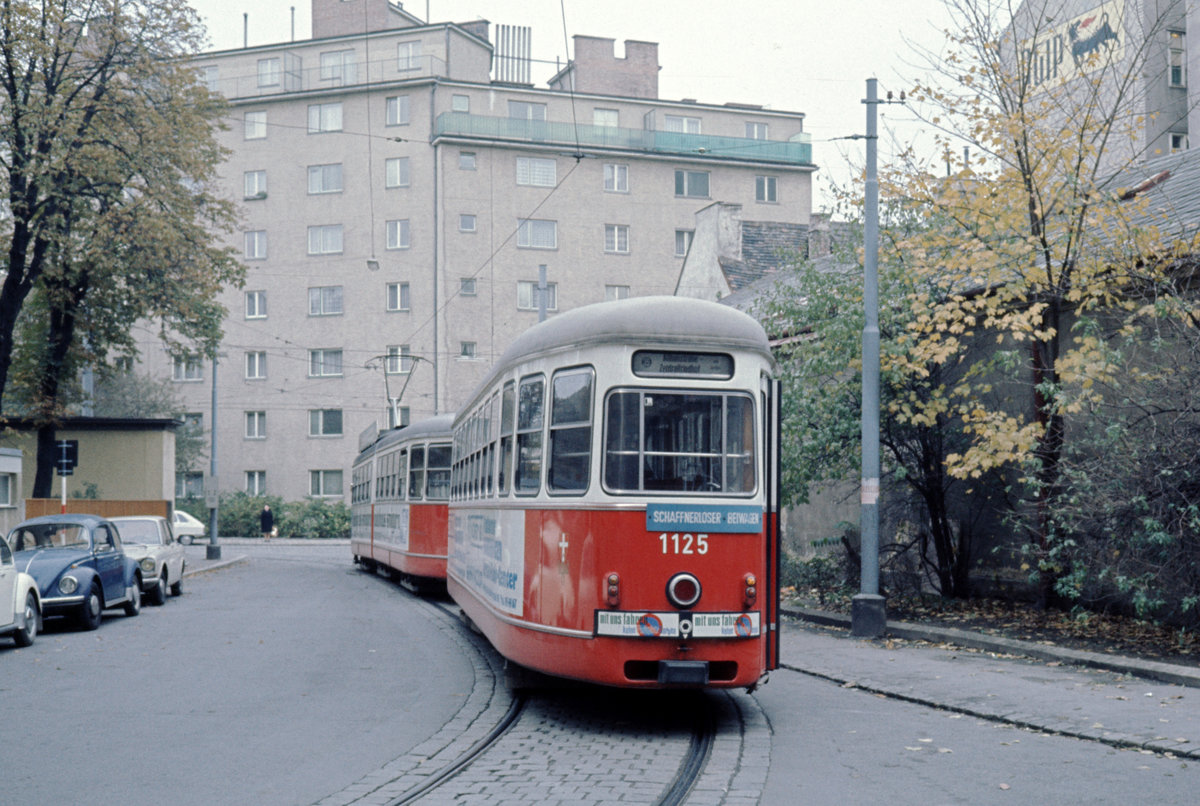 Wien Wiener Stadtwerke-Verkehrsbetriebe (WVB) SL 35 (c3 1125 (Lohnerwerke 1960)) IX, Alsergrund, Newaldgasse am 1. November 1976. - Scan eines Diapositivs. Film: Kodak Ektachrome. Kamera: Leica CL.