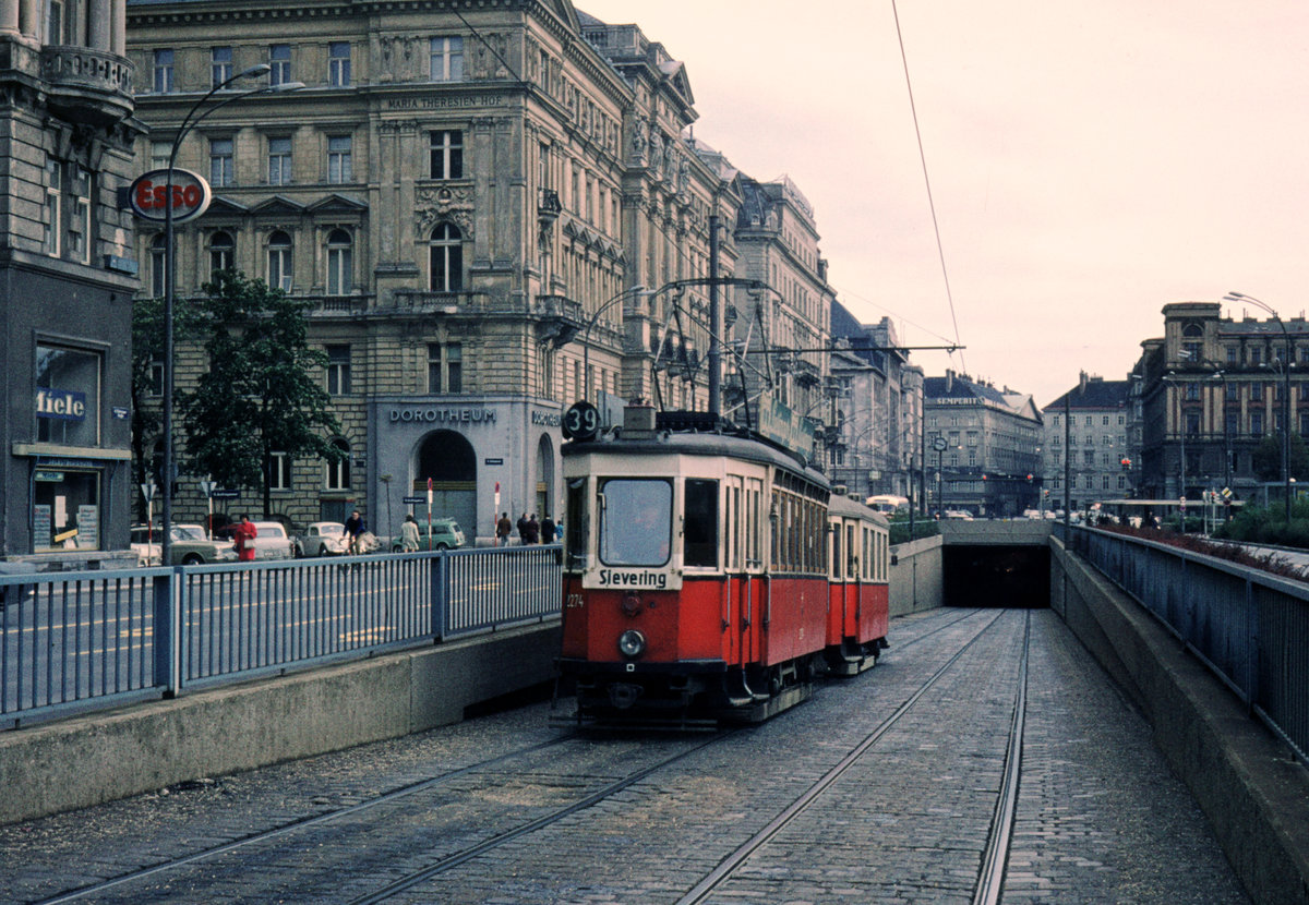 Wien Wiener Stadtwerke-Verkehrsbetriebe (WVB) SL 39 (H2 2274 (UN 1963 ex H2 2187, UN 1938 ex 2197, Bj 1910, Hersteller: Simmeringer Waggonfabrik)) IX, Alsergrund, Währinger Straße / Auffahrt von der  unterirdischen  Endstation am Schottentor im August 1969. - Scan eines Diapositivs. Film: Agfa CT 18. Kamera: Canon Canonet QL28. 