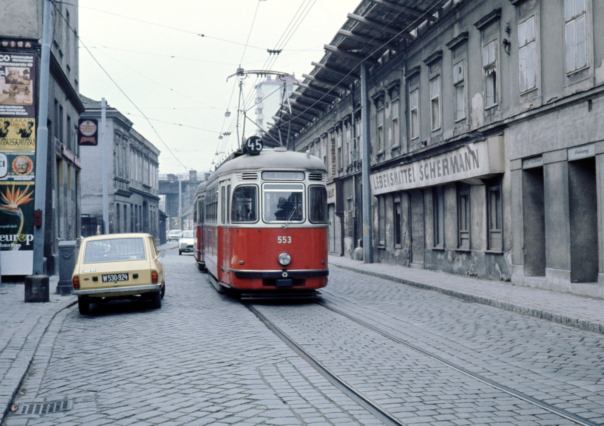 Wien Wiener Stadtwerke-Verkehrsbetriebe (WVB) SL 45 (L4 553 (SGP 1961)) XVI, Ottakring, Ottakringer Straße am 1. November 1976. - Scan eines Diapositivs. Film: Kodak Ektachrome. Kamera: Leica CL.