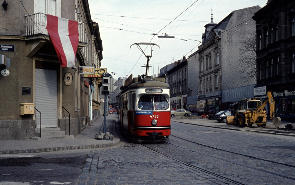 Wien Wiener Stadtwerke-Verkehrsbetriebe (WVB) SL 49 (E1 4760 (SGP 1971)) XIV, Penzing, Hütteldorf, Linzer Straße / Hüttelbergstraße am 2. Mai 1976. - Scan eines Diapositivs. Film: AGFA Agfachrome. Kamera: Leica CL.