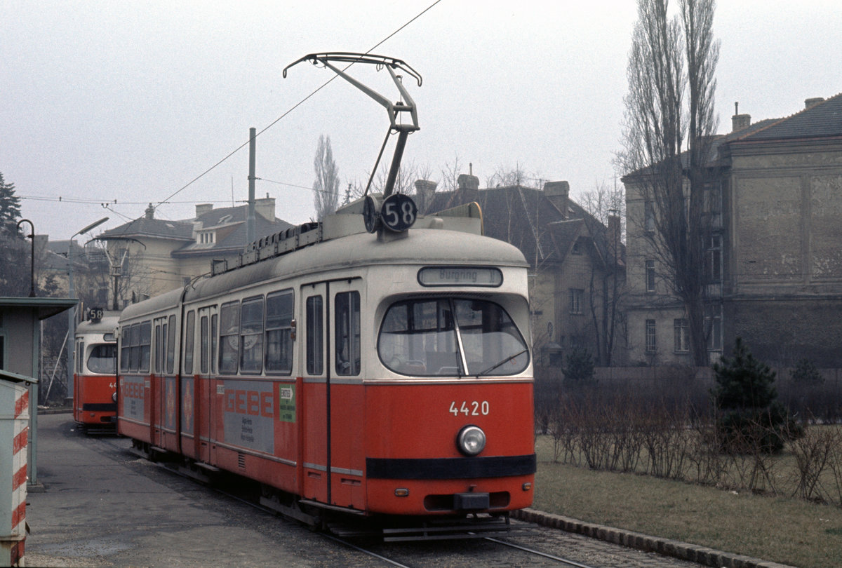 Wien Wiener Stadtwerke-Verkehrsbetriebe (WVB) SL 58 (E 4420 (Lohnerwerke 1962)) Hietzing, Unter-St.-Veit, Hummelgasse (Endstation) am 30. Jänner 1974. - Scan eines Diapositivs. Film: Kodak Ektachrome. Kamera: Minolta SRT-101.