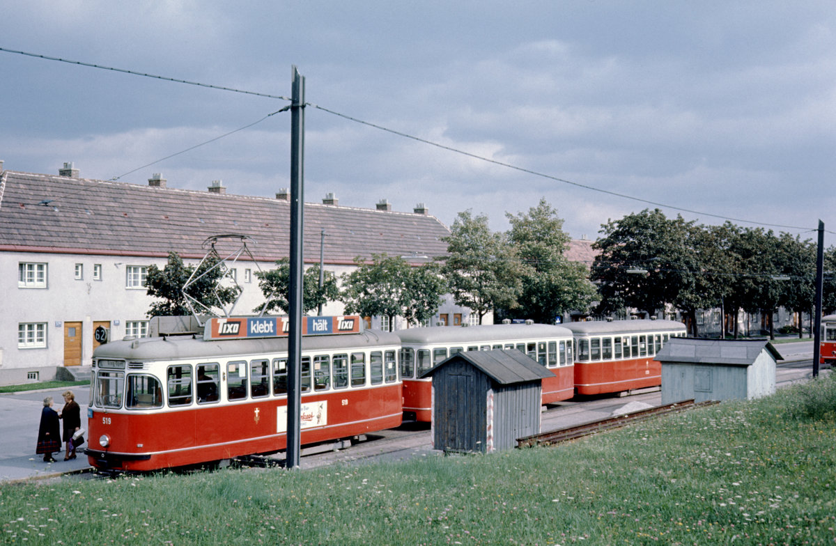 Wien Wiener Stadtwerke-Verkehrsbetriebe (WVB) SL 62 (L4 519 (SGP 1960)) XIII, Hietzing, Lainz, Wolkersbergenstraße (Endstation) im August 1969. Scan eines Diapositivs. Film: Kodak Ektachrome.