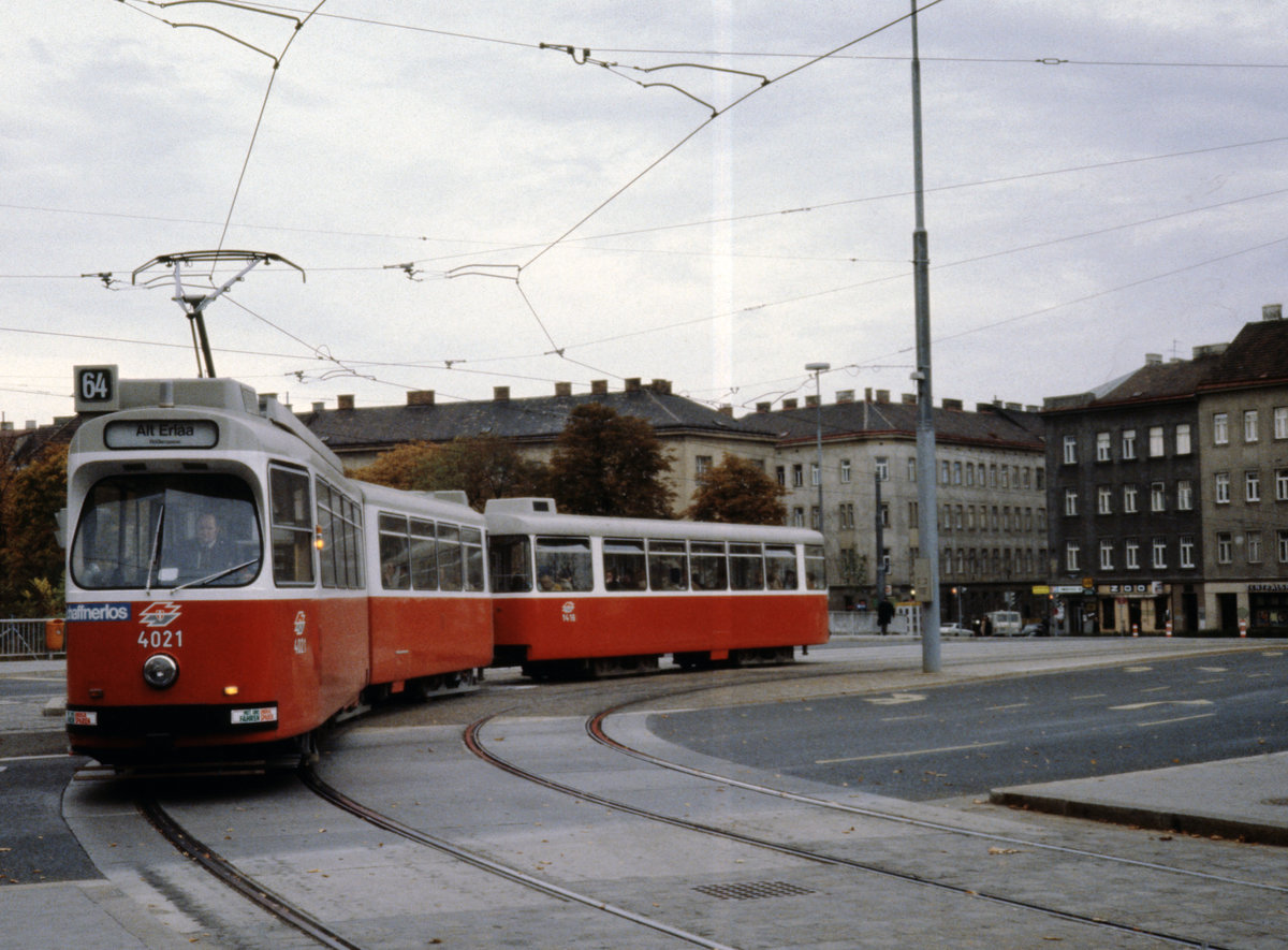 Wien Wiener Stadtwerke-Verkehrsbetriebe (WVB) SL 64 (E2 4021 (SGP 1979)) XII, Meidling, Schedifkaplatz / Philadelphiabrücke im Oktober 1979. - Scan eines Diapositivs. Film: Kodak Ektachrome. Kamera: Leica CL.
