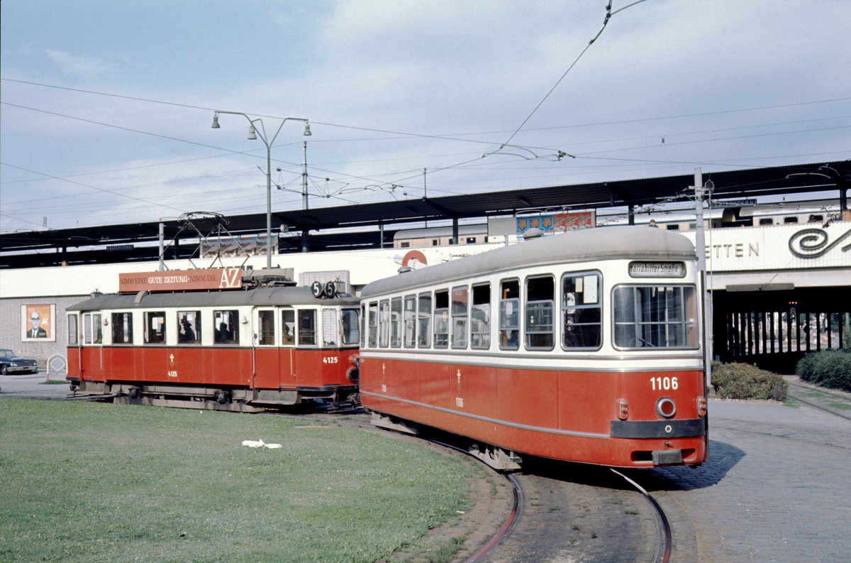 Wien Wiener Stadtwerke-Verkehrsbetriebe (WVB) SL 5 (c2 1106 (Lohnerwerke 1959) + M 4125 (Simmeringer Waggonfabrik 1929)) II, Leopoldstadt, Praterstern im August 1969. - Scan eines Diapositivs. Film: Kodak Ektachrome.