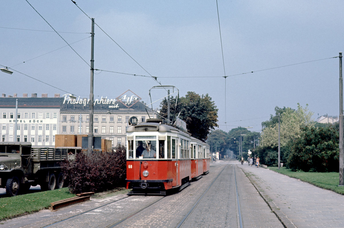 Wien Wiener Stadtwerke-Verkehrsbetriebe (WVB) SL 18 (B 68 (SGP 1951)) Neubaugürtel / Westbahnhof am 1. September 1969. - Scan eines Diapositivs. Film: Kodak Ektachrome.