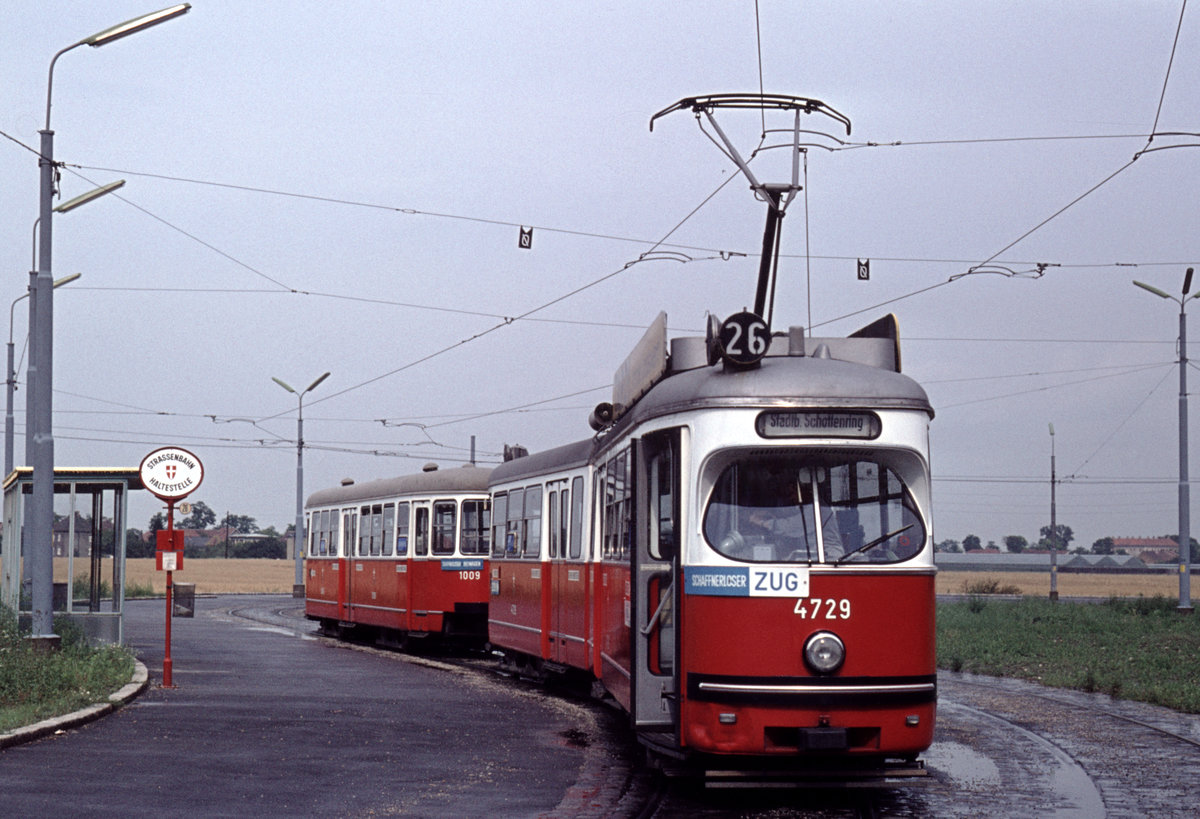 Wien Wiener Stadtwerke-Verkehrsbetriebe (WVB) SL 26 (E1 4729 (SGP 1971) + c2 1009 (Lohnerwerke 1955)) XXII, Donaustadt, Aspern, Langobardenstraße / Zschokkegasse / Stadlau (Endstation) am 3. August 1972. - Scan eines Diapositivs. Kamera: Minolta SRT-101.