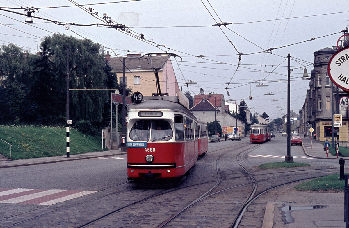 Wien Wiener Stadtwerke-Verkehrsbetriebe (WVB) SL 49 (E1 4680 (SGP 1968)) XIV, Penzing, Ober-Baumgarten, Hütteldorfer Straße / Linzer Straße am 1. August 1972. - Scan eines Diapositivs. Kamera: Minolta SRT-101.