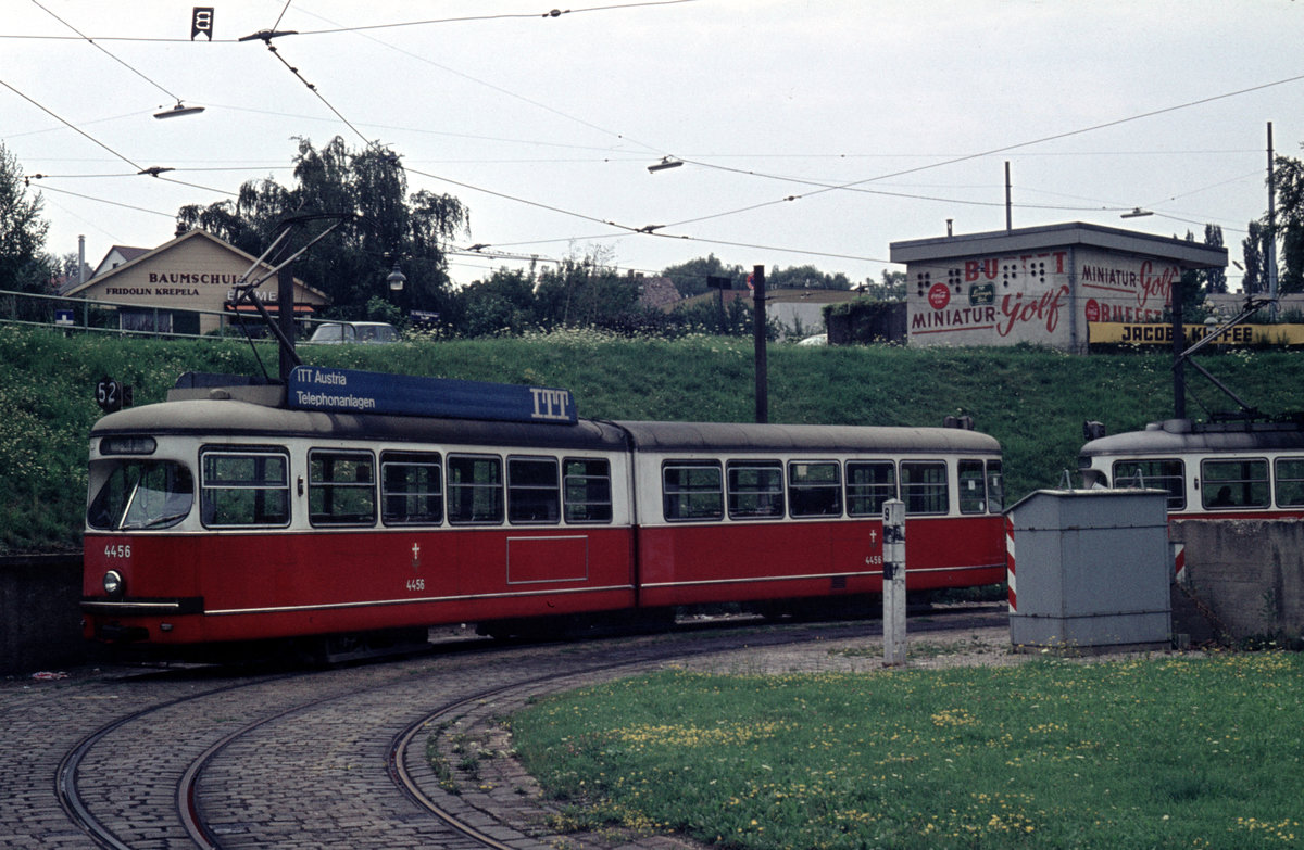 Wien Wiener Stadtwerke-Verkehrsbetriebe (WVB) SL 52 (E 4456 (Lohnerwerke 1966)) XIV, Penzing, Oberbaumgarten, Baumgarten (Endstation) am 1. August 1972. - Scan eines Diapositivs. Kamera: Minolta SRT-101.