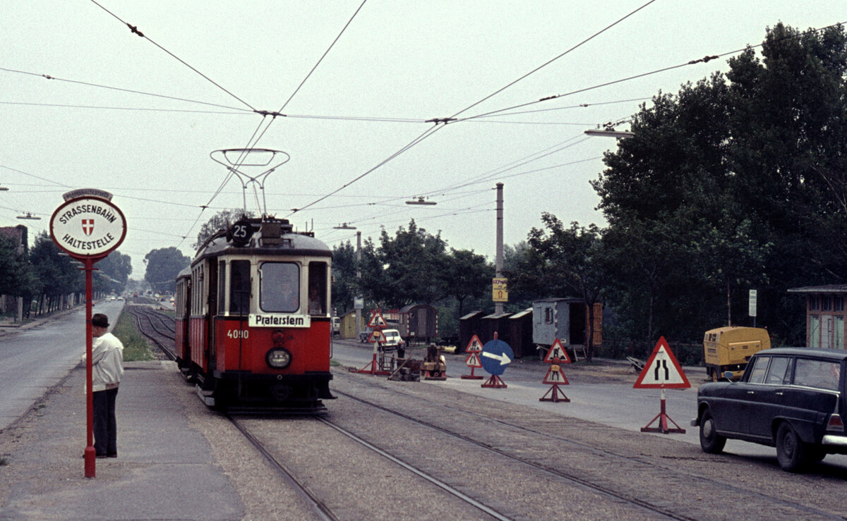 Wien Wiener Stadtwerke-Verkehrsbetriebe (WVB) SL 25 (M 4090 (Lohnerwerke 1929)) XXII, Donaustadt, Wagramer Straße am 18. Juli 1974. - Scan eines Diapositivs. Film: AGFA CT 18. Kamera: Minolta SRT-101.