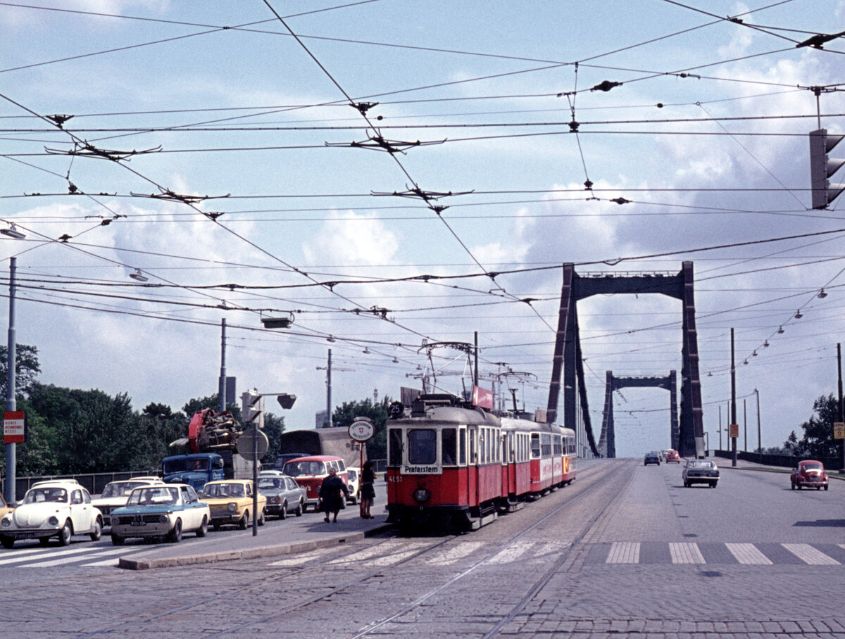 Wien Wiener Stadtwerke-Verkehrsbetriebe (WVB) SL 25 (M 4051 (Simmeringer Waggonfabrik 1928)) II, Leopoldstadt, Mexikoplatz am 19. Juli 1974. - Im Hintergrund ist die Reichsbrücke. - Scan eines Diapositivs. Film: AGFA CT 18. Kamera: Minolta SRT-101.