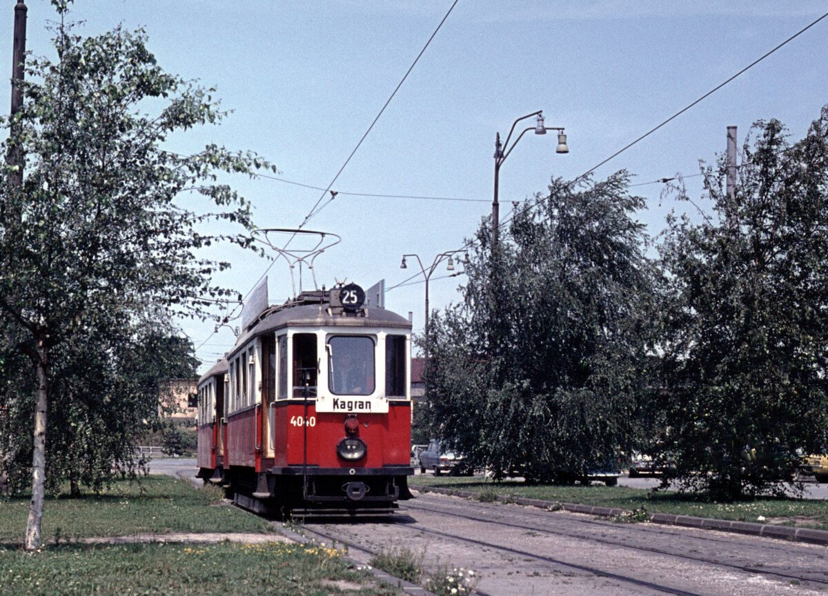 Wien Wiener Stadtwerke-Verkehrsbetriebe (WVB) SL 25 (M 4040 (Simmeringer Waggonfabrik 1928)) II, Leopoldstadt, Praterstern am 17. Juli 1974. - Scan eines Diapositivs. Film: AGFA CT 18. Kamera: Minolta SRT-101.