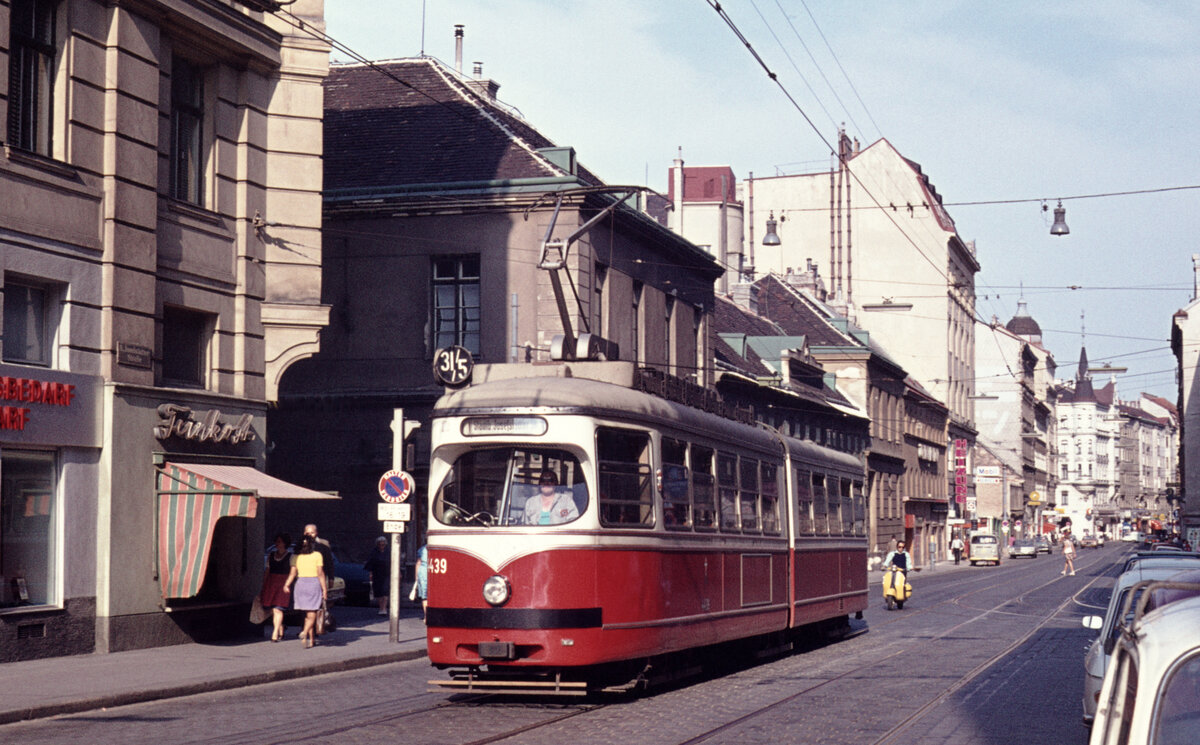 Wien Wiener Stadtwerke-Verkehrsbetriebe (WVB) SL 31/5 (E 4439 (Lohnerwerke 1963)) VIII, Josefstadt, Josefstädter Straße am 16. Juli 1974. - Scan eines Diapositivs. Film: AGFA CT 18. Kamera: Minolta SRT-101.