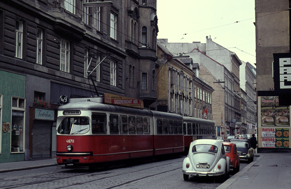 Wien Wiener Stadtwerke-Verkehrsbetriebe (WVB) SL 49 (E1 4670) VII, Neubau, Siebensterngasse am 21. Juli 1974. - Scan eines Farbnegativs. Film: AGFA CT 18. Kamera: Minolta SRT-101.