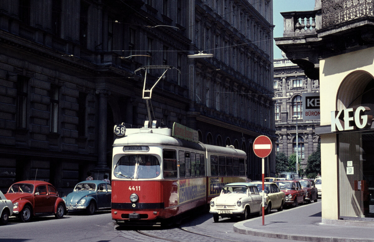 Wien Wiener Stadtwerke-Verkehrsbetriebe (WVB) SL 58 (E 4411 (Lohnerwerke 1961)) I, Innere Stadt, Elisabethstraße / Eschenbachgasse am 16. Juli 1974. - Scan eines Diapositivs. Film: AGFA CT 18. Kamera: Minolta SRT-101.