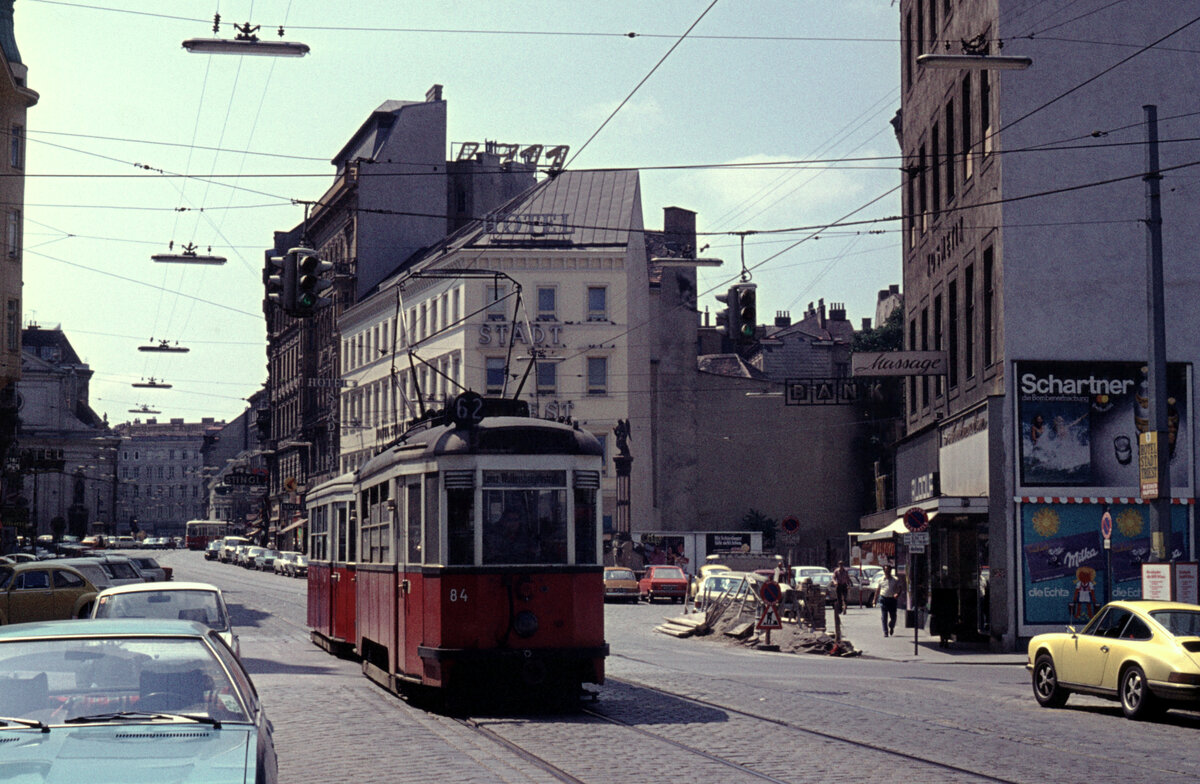 Wien Wiener Stadtwerke-Verkehrsbetriebe (WVB) SL 62 (B 84 (SGP 1952)) Wiedner Hauptstraße am 16. Juli 1974. - Scan eines Diapositivs. Film: AGFA CT 18. Kamera: Minolta SRT-101.