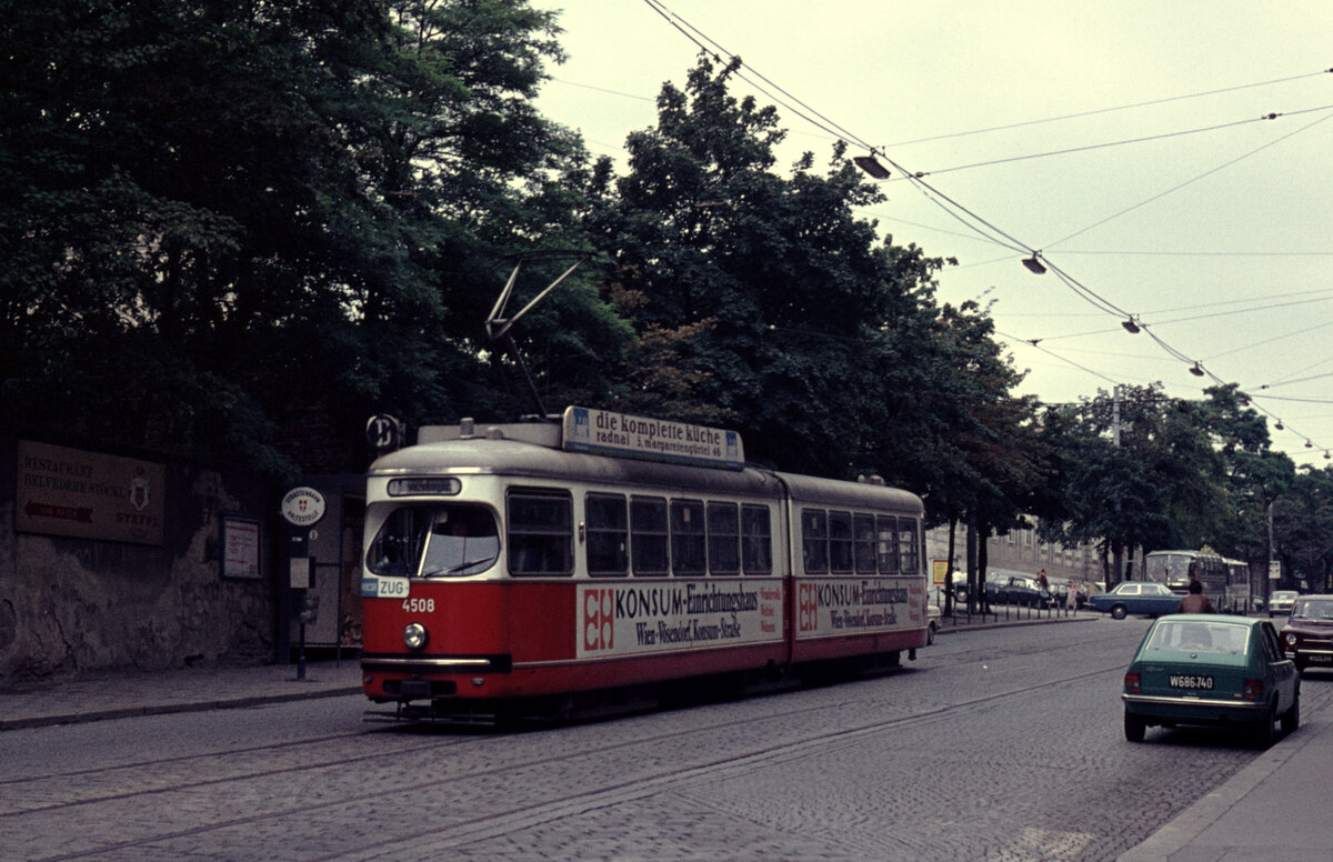 Wien Wiener Stadtwerke-Verkehrsbetriebe (WVB) SL D/ (69) (E1 4508 (Lohnerwerke 1972)) III, Landstraße / IV, Wieden, Prinz-Eugen-Straße / Schloss Belvedere am 21. Juli 1974. - Scan eines Diapositivs. Film: AGFA CT 18. Kamera: Minolta SRT-101.